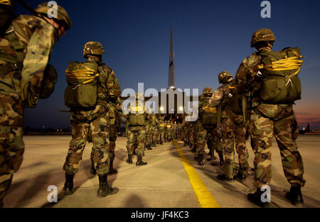 050406-F-5964B-026 esercito paracadutisti dall'ottantaduesima Airborne Division linea fino a bordo di un Air Force C-130 Hercules al Papa Air Force Base, N.C., durante il giunto di ingresso forzato esercizio il 6 aprile 2005. L'esercizio è un U.S. Esercito e Air Force airdrop esercizio progettato per la corretta esecuzione di grandi attrezzature pesanti e movimento di truppa. DoD foto di Staff Sgt. Giacobbe N. Bailey, U.S. Air Force. (Rilasciato) Foto Stock