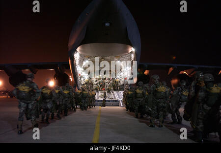 060124-F-0929W-177 paracadutisti DA PARTE DEGLI STATI UNITI Dell'esercito ottantaduesima Airborne Division linea fino al bordo di un U.S. Air Force C-17 Globemaster III di aeromobili per una notte parachute jump durante il giunto di ingresso forzato esercizio al Papa Air Force Base, N.C., il 24 gennaio, 2006. L'ottantaduesima è da vicino a Fort Bragg, N.C. DoD foto di Tech. Il sergente Sean M. Worrell, U.S. Air Force. (Rilasciato) Foto Stock