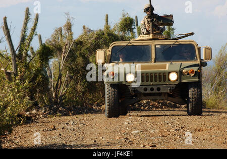 061117-A-2421S-013 soldati assegnati per gli Stati Uniti Esercito dell' azienda eco, 629th Intelligenza militare battaglione, pattugliare una zona nei pressi della Joint Task Force centro di detenzione di Guantanamo sulla base navale di Guantánamo Bay a Cuba, su nov. 17, 2006. Il principale della società delle missioni, come parte della task force, includono la protezione del perimetro nonché agendo come una rapida reazione della forza dovrebbe succedere qualcosa all'interno del centro di detenzione. DoD foto di Staff Sgt. Jon Soucy, U.S. Esercito. (Rilasciato) Foto Stock