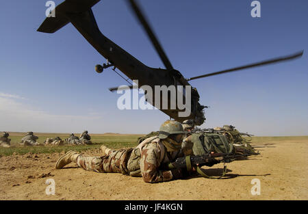 060306-F-7823A-022 esercito iracheno e DEGLI STATI UNITI I soldati dell esercito sicuro di una zona di atterraggio dopo la partenza da un UH-60 Black Hawk elicottero durante un assalto missione in Iraq vicino alla frontiera siriana il 6 marzo 2006. DoD foto di Staff Sgt. Aaron Allmon, U.S. Air Force. (Rilasciato) Foto Stock