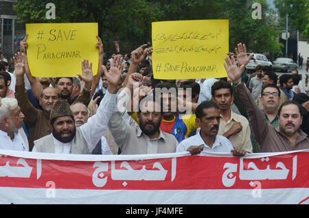 Lahore, Pakistan. Il 29 giugno, 2017. Il pakistan musulmani sciiti inscenare una protesta contro l'uccisione dei loro membri di comunità in un doppio attentato a Lahore. Twin di blasti il 23 giugno nella città nord-occidentale di Parachinar poi strappato attraverso la folla in un mercato prima del tramonto. I funzionari hanno confermato che l'attentato aveva ucciso 72 persone e il ferimento di più di 200. Credito: Rana Sajid Hussain/Pacific Press/Alamy Live News Foto Stock