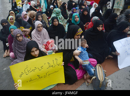 Lahore, Pakistan. Il 29 giugno, 2017. Il pakistan musulmani sciiti inscenare una protesta contro l'uccisione dei loro membri di comunità in un doppio attentato a Lahore. Twin di blasti il 23 giugno nella città nord-occidentale di Parachinar poi strappato attraverso la folla in un mercato prima del tramonto. I funzionari hanno confermato che l'attentato aveva ucciso 72 persone e il ferimento di più di 200. Credito: Rana Sajid Hussain/Pacific Press/Alamy Live News Foto Stock