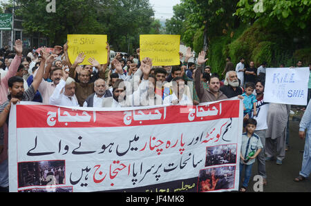 Lahore, Pakistan. Il 29 giugno, 2017. Il pakistan musulmani sciiti inscenare una protesta contro l'uccisione dei loro membri di comunità in un doppio attentato a Lahore. Twin di blasti il 23 giugno nella città nord-occidentale di Parachinar poi strappato attraverso la folla in un mercato prima del tramonto. I funzionari hanno confermato che l'attentato aveva ucciso 72 persone e il ferimento di più di 200. Credito: Rana Sajid Hussain/Pacific Press/Alamy Live News Foto Stock