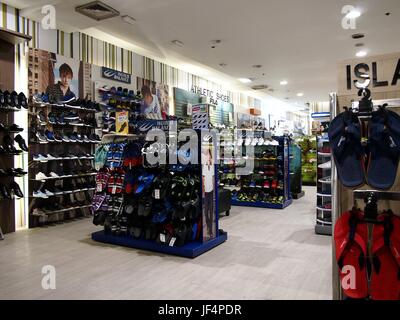 QUEZON CITY, Filippine - 24 giugno 2017: un assortimento di scarpe e calzature sul display in un negozio. Foto Stock