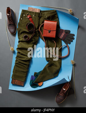 Uomo abiti casual con accessori Foto Stock