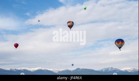 Palloncini multicolori nel cielo blu Foto Stock