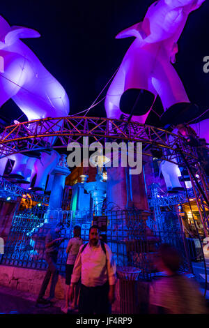 Gerusalemme, Israele. Il 28 giugno, 2017. Gerusalemme, Israele. Supporto di persone al di sotto di mongolfiere elefanti, incandescente dall'interno, sulla famosa piazza Muristan nella città vecchia, durante il 2017 'luce in Gerusalemme' festival Credito: Yagil Henkin/Alamy Live News Foto Stock