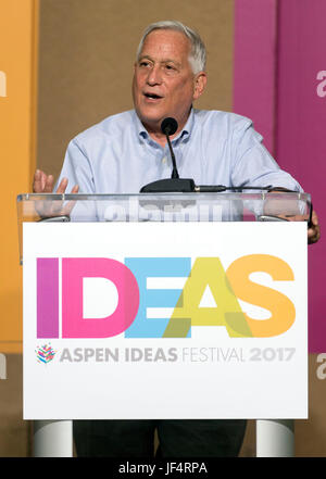 Aspen, Colorado, Stati Uniti d'America. Il 25 giugno, 2017. WALTER ISAACSON, Presidente e CEO di Aspen Institute, parla all'Aspen idee Festival. Credito: Brian Cahn/ZUMA filo/Alamy Live News Foto Stock