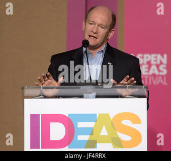 Aspen, Colorado, Stati Uniti d'America. Il 25 giugno, 2017. CHRISTOPHER COON, Senatore USA (D- DE) parla all'Aspen idee Festival. Credito: Brian Cahn/ZUMA filo/Alamy Live News Foto Stock