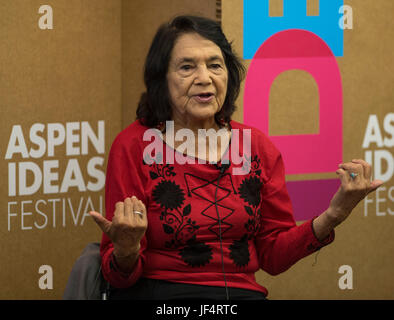 Aspen, Colorado, Stati Uniti d'America. Il 26 giugno, 2017. La giustizia sociale attivista DOLORES HUERTA parla all'Aspen idee Festival. Credito: Brian Cahn/ZUMA filo/Alamy Live News Foto Stock