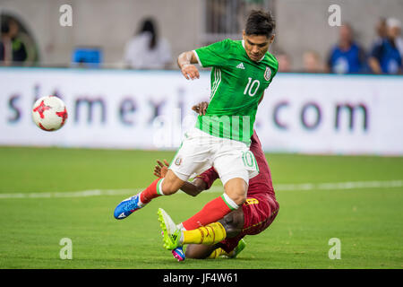 Houston, TX, Stati Uniti d'America. Il 28 giugno, 2017. Messico centrocampista Martin Barragan (10) ha la palla ha battuto fuori dal Ghana centrocampista Ebenezer Ofori (8) durante la seconda metà di un calcio internazionale amichevole tra il Messico e il Ghana a NRG Stadium di Houston, TX. Il Messico ha vinto il gioco 1-0.Trask Smith/CSM/Alamy Live News Foto Stock