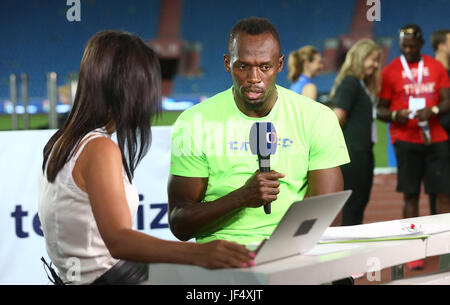 Ostrava, Repubblica Ceca. Il 28 giugno, 2017. Velocista giamaicana Usain Bolt (destra) parla con il giornalista Zaneta Perinova durante il Golden Spike di Ostrava meeting di atletica a Ostrava, Repubblica Ceca, il 28 giugno 2017. Vite dice addio a questo meeting di atletica, dopo 9 volte assiste. Credito: Petr Sznapka/CTK foto/Alamy Live News Foto Stock