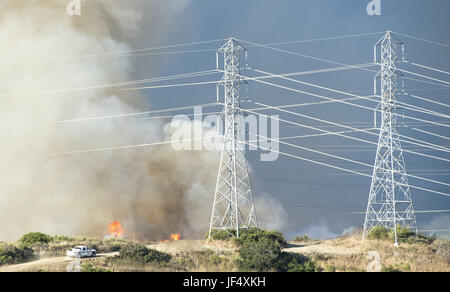 San Clemente, California, Stati Uniti d'America. Il 28 giugno, 2017. Una licenza CAL Fire first responder carrello può essere visto su di un lungo crinale appena a sud-est di San Clemente il mercoledì pomeriggio.una vegetazione incendio scoppiato lungo Cristiantos strada appena a sud-est di San Clemente, California Mercoledì pomeriggio che richiede una risposta da parte del Orange County Fire competente in aggiunta a Cal Fire, Camp Pendleton fuoco e altre agenzie di fronte a San Diego County. Credito: David Bro/ZUMA filo/Alamy Live News Foto Stock