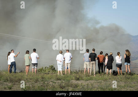 San Clemente, California, Stati Uniti d'America. Il 28 giugno, 2017. Una folla si raduna per guardare le fiamme e il fumo lavorare il suo modo a nord a sud-est di San Clemente lungo Via promontorio il mercoledì pomeriggio. Una vegetazione incendio scoppiato lungo Cristiantos strada appena a sud-est di San Clemente, California Mercoledì pomeriggio che richiede una risposta da parte del Orange County Fire competente in aggiunta a Cal Fire, Camp Pendleton fuoco e altre agenzie di fronte a San Diego County. Credito: David Bro/ZUMA filo/Alamy Live News Foto Stock