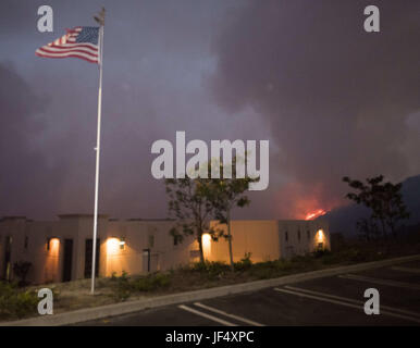 San Clemente, California, Stati Uniti d'America. Il 28 giugno, 2017. Una bandiera americana sta tutti contro un pennello che sopraggiungono fire a San Clemente il mercoledì pomeriggio. Una vegetazione incendio scoppiato lungo Cristiantos strada appena a sud-est di San Clemente, California Mercoledì pomeriggio che richiede una risposta da parte del Orange County Fire competente in aggiunta a Cal Fire, Camp Pendleton fuoco e altre agenzie di fronte a San Diego County.Un credito Amwe: David Bro/ZUMA filo/Alamy Live News Foto Stock