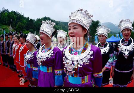 Enshi, la Cina della provincia di Hubei. Il 29 giugno, 2017. La gente della Dong gruppo etnico Pratica cantare durante un festival culturale a Xuan'en County, centrale cinese della provincia di Hubei, 29 giugno 2017. Credito: Song Wen/Xinhua/Alamy Live News Foto Stock