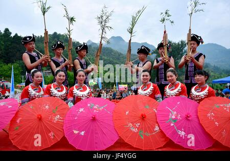 Enshi, la Cina della provincia di Hubei. Il 29 giugno, 2017. La gente della Dong gruppo etnico eseguire durante un festival culturale a Xuan'en County, centrale cinese della provincia di Hubei, 29 giugno 2017. Credito: Song Wen/Xinhua/Alamy Live News Foto Stock