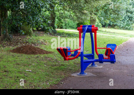 Northampton, Regno Unito Abington Park, pubblica le macchine per il fitness, 29 giugno 2017. Pubblica le macchine per il Fitness hanno appena installato tra il museo che conducono in basso verso il lago principale nel parco, le macchine più vecchie che sono stati in uso per un paio di anni sono lasciati nel luogo in cui sono ben utilizzati dal pubblico. Credito: Keith J Smith./Alamy Live News. Foto Stock