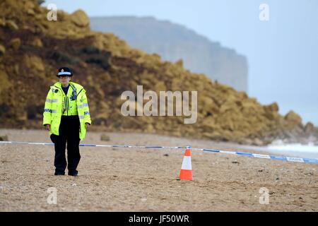 West Bay, Dorset, Regno Unito. Il 29 giugno, 2017. La polizia vicino Oriente sulla scogliera e sulla spiaggia dopo aver percorso una massiccia rupe rientrano in West Bay, Dorset, UK Credit: Finnbarr Webster/Alamy Live News Foto Stock