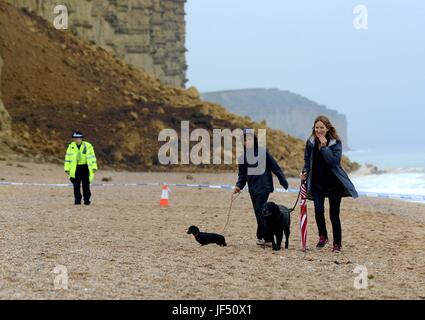 West Bay, Dorset, Regno Unito. Il 29 giugno, 2017. La polizia vicino Oriente sulla scogliera e sulla spiaggia dopo aver percorso una massiccia rupe rientrano in West Bay, Dorset, UK Credit: Finnbarr Webster/Alamy Live News Foto Stock