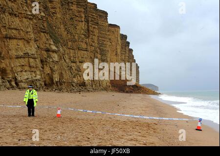 West Bay, Dorset, Regno Unito. Il 29 giugno, 2017. La polizia vicino Oriente sulla scogliera e sulla spiaggia dopo aver percorso una massiccia rupe rientrano in West Bay, Dorset, UK Credit: Finnbarr Webster/Alamy Live News Foto Stock