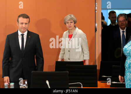 Berlino, Germania. Il 29 giugno, 2017. Il Presidente francese Emmanuel Macron (da sinistra a destra), il Primo ministro britannico, Theresa Maggio, e il Primo Ministro italiano Paolo Gentiloni passo in una sala conferenze prima di una riunione preparatoria per il vertice del G20 presso la cancelleria federale a Berlino, Germania, 29 giugno 2017. Foto: Markus Schreiber/AP Piscina/dpa/Alamy Live News Foto Stock