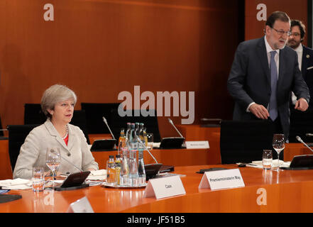 Il Primo Ministro inglese Theresa Maggio, a sinistra e in Spagna il primo ministro Mariano Rajoy arrivano per un incontro dei leader europei il prossimo summit G-20 in cancelleria a Berlino, Germania, Giovedì 29 Giugno, 2017. Foto: Markus Schreiber/AP/Piscina dpa Foto Stock