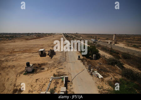 La striscia di Gaza. Il 28 giugno, 2017. Bulldozer palestinese cancellare una zona per una grande zona di buffer al confine con l'Egitto nel sud della striscia di Gaza città di Rafah, il 28 giugno 2017. Islamico di Hamas movimento, quali regole della striscia di Gaza, ha cominciato a costruire un no-go zona di protezione ai confini tra la costiera enclave ed Egitto, un senior Hamas ufficiale di sicurezza ha detto Mercoledì. La zona di buffer saranno 12 km di lunghezza e 100 metri di larghezza sui confini nella Striscia di Gaza territori, secondo una dichiarazione da parte di un ufficiale di sicurezza. Credito: Khaled Omar/Xinhua/Alamy Live News Foto Stock