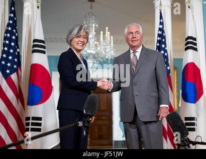 Washington, DC, Stati Uniti d'America. Il 28 giugno, 2017. Stati Uniti Il segretario di Stato Rex Tillerson (R) incontra il ministro degli Esteri sud coreano Kang Kyung-wha in Washington, DC, Stati Uniti, 28 giugno 2017. Credito: Yin Bogu/Xinhua/Alamy Live News Foto Stock