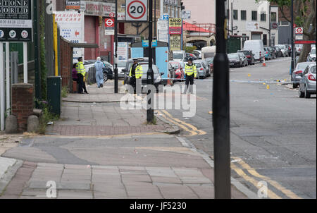 Londra, Regno Unito. Il 29 giugno 2017. Un 18-anno-vecchio uomo è stato accoltellato a una festa nelle prime ore del mattino di giovedì 29 giugno. Forze di polizia sono chiamati a 02:35BST a un deposito di incoronazione Road, nw10 a seguito di segnalazioni di lotta. L'uomo era stato preso ad un ospedale del centro di Londra dal London Ambulance Service. Egli è stato dichiarato morto a 04:33BST. Credito: Peter Manning / Alamy Live News Foto Stock