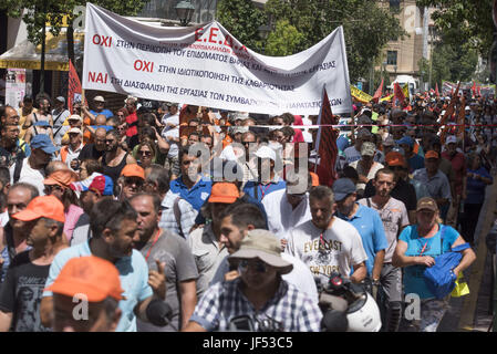 Atene, Grecia. Il 29 giugno, 2017. Manifestanti marzo tenendo striscioni e gridando slogan contro il governo. Pulitori comunale sul lavoro a termine sono scesi in piazza per chiedere i loro contratti vengono modificate in modo permanente. Credito: Nikolas Georgiou/ZUMA filo/Alamy Live News Foto Stock