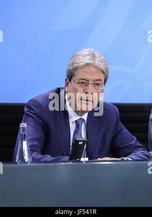 Berlino, Germania. Il 29 giugno, 2017. Primo Ministro italiano Paolo Gentiloni partecipa a una conferenza stampa dopo la riunione di preparazione per il G20 alla cancelleria tedesca a Berlino, capitale della Germania, il 29 giugno 2017. Credito: Shan Yuqi/Xinhua/Alamy Live News Foto Stock