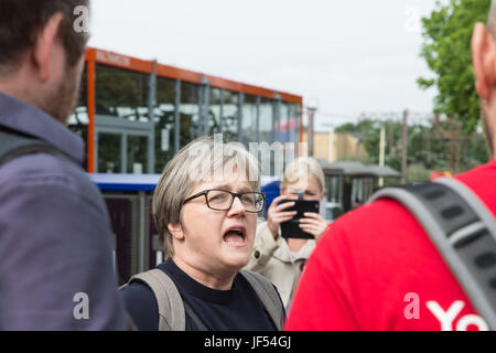 Londra, Regno Unito. Il 29 giugno, 2017. Carolina Russell, Verde London Assembly gli stati e gli stati del gruppo di Londra commissione trasporti parla nella parte anteriore di un ciclo Park & Go mozzo del ciclo durante una visita in loco a Walthamstow Mini Holland schema a Waltham Forest come parte di un lavoro di relatori su escursioni a piedi e in bicicletta infrastrutture all esterno delle giunzioni di Londra. Erano inoltre presenti: Sarà Norman (escursioni a piedi e in bicicletta il Commissario), Jessica Ellery (Borough Ciclismo Program Manager, TfL), Simon Munk (Infrastruttura diruttori, LCC), Paolo Gasson (Liaison Officer, Waltham Forest campagna in bicicletta), Susan Bailey (lo Foto Stock