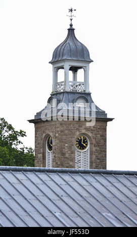 Stormont Castle orologio batte 4pm a Belfast per la marcatura di un estremità al Stormont colloqui scadenza concessa dal segretario di Stato nel caso in cui le parti avevano a concordare una soluzione per un ritorno alle amministrazioni decentrate. Credito: Mark inverno/Alamy Live News Foto Stock