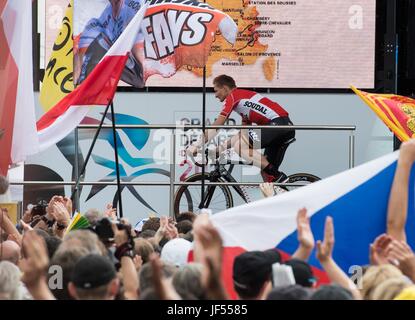 Duesseldorf, Germania. Il 29 giugno, 2017. Il ciclista tedesco Andre Greipel del Team Lotto-Soudal rigidi sopra la fase durante la presentazione della squadra per il Tour de France a Duesseldorf in Germania, 29 giugno 2017. Foto: Bernd Thissen/dpa/Alamy Live News Foto Stock