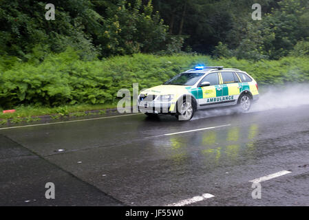 Hucknall, Nottinghamshire, Regno Unito. Il 29 giugno 2017. Heavy Rain continua a versare in giù per quasi 48 ore la creazione di scarse condizioni di guida. Credito: Ian Francesco/Alamy Live News Foto Stock