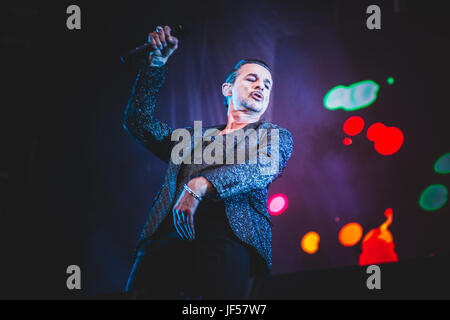 Bologna, Italia. Il 29 giugno, 2017. Giugno 29, 2017: Depeche Mode performing live al Renato dall'Ara Stadium di Bologna per la loro ultima italiano "Spirito globale' Summer Tour 2017 concerto. Credito: Alessandro Bosio/Alamy Live News Foto Stock