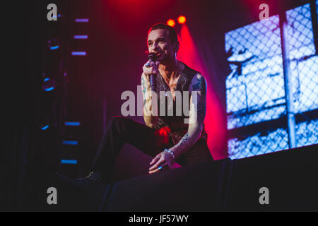 Bologna, Italia. Il 29 giugno, 2017. Giugno 29, 2017: Depeche Mode performing live al Renato dall'Ara Stadium di Bologna per la loro ultima italiano "Spirito globale' Summer Tour 2017 concerto. Credito: Alessandro Bosio/Alamy Live News Foto Stock