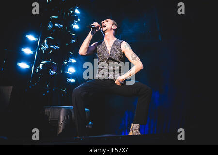 Bologna, Italia. Il 29 giugno, 2017. Giugno 29, 2017: Depeche Mode performing live al Renato dall'Ara Stadium di Bologna per la loro ultima italiano "Spirito globale' Summer Tour 2017 concerto. Credito: Alessandro Bosio/Alamy Live News Foto Stock