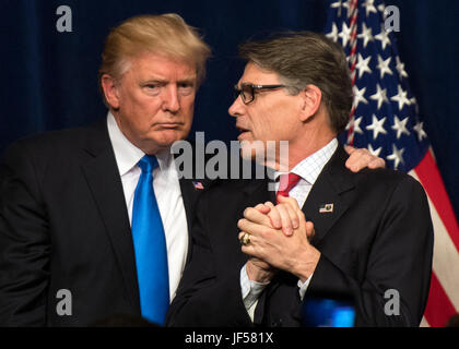 Il Presidente degli Stati Uniti, Trump (L) abbraccia il Segretario dell'energia Rick Perry dopo Trump consegnato commento su a liberare energia Americano evento presso il Dipartimento di Energia di Washington il 29 giugno 2017. Trump ha annunciato un numero su iniziative tra cui la sua amministrazione del piano di laminazione sul retro dei regolamenti sulla produzione di energia e sviluppo. Credito: Kevin Dietsch/Piscina via CNP /MediaPunch Foto Stock