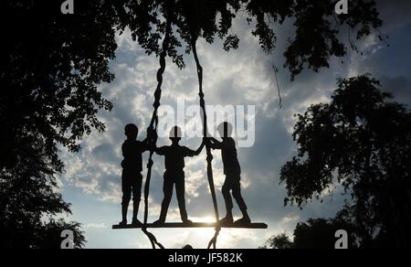 Di Allahabad, Uttar Pradesh, India. Il 29 giugno, 2017. I bambini amano cavalcare un swing sulla periferia di Allahabad. Credito: Prabhat Kumar Verma/ZUMA filo/Alamy Live News Foto Stock