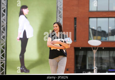 Manchester, Regno Unito. Il 29 giugno, 2017. Prima volta in città per il bambino, Piccadilly Gardens, Manchester, 29 giugno 2017 (C)Barbara Cook/Alamy Live News Credito: Barbara Cook/Alamy Live News Foto Stock