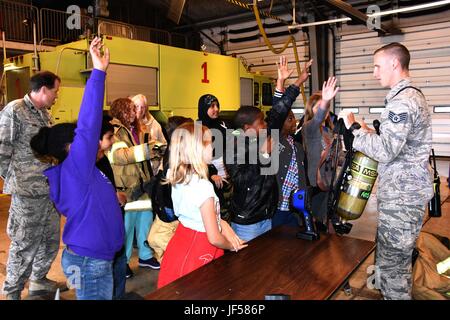 Nuovo Castello Air National Guard BASE, Del.- Una dimostrazione è stata data dalla 166Airlift Wing Fireteam durante una visita di base. Thurgood Marshall studenti elementari hanno visitato il Delaware Air National Guard il 25 maggio 2017. Circa 28 studenti hanno visitato la base come parte del Thurgood Marshall, il quarto grado classe celebrazione della Settimana eroe. Lt. Col. Bradley Sams del 166 Airlift Wing ha ospitato l'evento per gli studenti di Kristin Tuthill della quarta classe di qualità. Gli studenti hanno avuto la possibilità di incontrare i membri della 166Airlift Wing Fireteam ed esplosivo ordinanza Team al firehouse e t Foto Stock