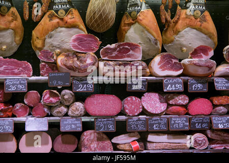 Roma, Italia - Giugno 03, 2017: Italiano tradizionale diverse salsicce e prosciutto in negozio Foto Stock