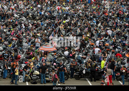 I partecipanti si preparano a cavalcare in Rolling Thunder 2017, quest anno ricorre il trentesimo anniversario della motocicletta annuale raduno a Washington D.C. in onore di POW e mia i membri del servizio, 28 maggio 2017. (U.S. Air Force foto di Master Sgt. Joshua L. DeMotts) Foto Stock