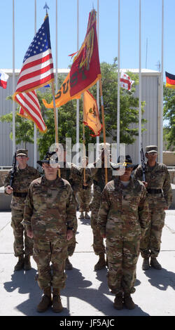 Col. Christopher H. Colavita (sinistra), commander, 1a divisione di cavalleria sostegno deciso la brigata di supporto (1CD RSSB), e il comando Sgt. Il Mag. Jill L. Crosby, comando sergente maggiore, 1 CD RSSB, stand in corrispondenza della posizione di attenzione prima di 1CD RSSB il trasferimento di autorità cerimonia al Bagram Airfield, Afghanistan, Maggio29. Il 1CD RSSB trasferiti autorità per la 1° Divisione Corazzate sostegno deciso supporto brigata dopo un periodo di nove mesi di distribuzione. Foto Stock