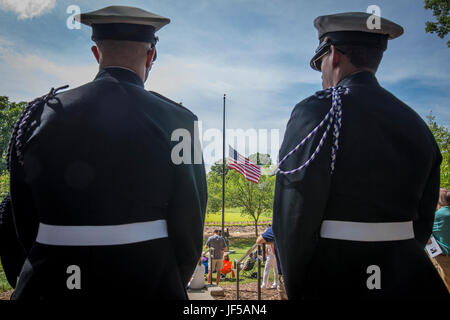 La bandiera americana può essere visto volare a metà del personale tra due Università di Clemson esercito di ufficiali di riserva' Training Corps cadetti durante un giorno memoriale della osservanza in Clemson's Memorial Park, 28 maggio 2017. (U.S. La riserva di esercito di foto dal personale Sgt. Ken Scar) Foto Stock