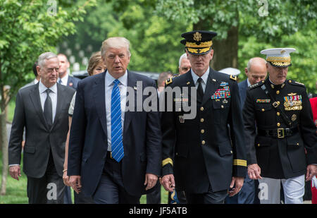 Presidente Donald Trump passeggiate con gli Stati Uniti Esercito il Mag. Gen. Michael Howard, comandante della forza congiunta Headquarters - Regione della Capitale Nazionale e distretto militare di Washington, parlare prima di frequentare un giorno memoriale della cerimonia presso il Cimitero Nazionale di Arlington in Arlington, Virginia, 29 maggio 2017. Dietro di loro sono il Segretario della Difesa Jim Mattis e U.S. Marine gen. Giuseppe Dunford, Presidente del Comune di capi di Stato Maggiore. (DOD foto di U.S. Air Force Tech. Sgt. Brigitte N. Brantley) Foto Stock