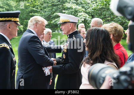 Stati Uniti Marine Corps gen. Joseph F. Dunford, Jr., Presidente del Comune di capi di Stato Maggiore, destra saluta Presidente Trump prima di frequentare il Presidential Forze Armate onore Wreath-Laying cerimonia presso la tomba del Milite Ignoto presso il Cimitero Nazionale di Arlington, 29 maggio 2017. Senior leadership da intorno il DoD riuniti in onore di America è caduto il servizio militare i membri. (DoD Foto di U.S. Army Sgt. James K. McCann) Foto Stock