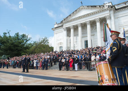 Presidente Trump e U.S. Esercito il Mag. Gen. Michael L. Howard, Joint Force Headquarters - regione della capitale nazionale e gli Stati Uniti Esercito Distretto Militare di Washington Commander, rendere onori durante le elezioni presidenziali Forze Armate onore Wreath-Laying cerimonia presso la tomba del Milite Ignoto presso il Cimitero Nazionale di Arlington, 29 maggio 2017. Senior leadership da intorno il DoD riuniti in onore di America è caduto il servizio militare i membri. (DoD Foto di U.S. Army Sgt. James K. McCann) Foto Stock